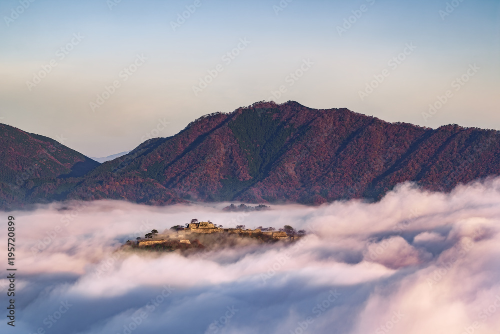 Naklejka premium 晩秋の竹田城跡