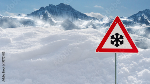 Schneefall im Gebirge mit Verkehrsschild