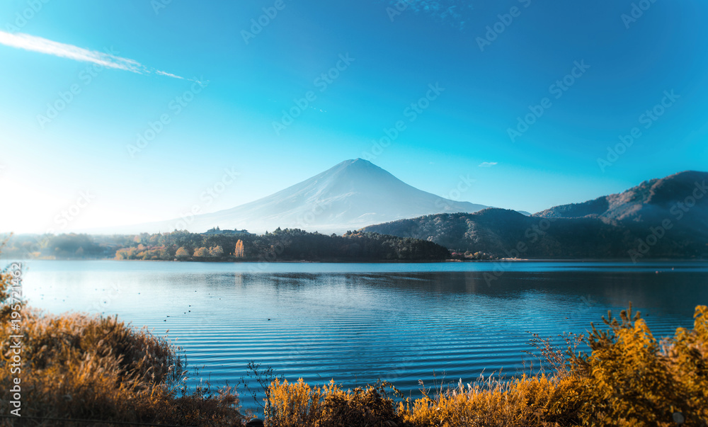 Fototapeta premium Widok na góry Fuji. Najbardziej znana góra w Japonii