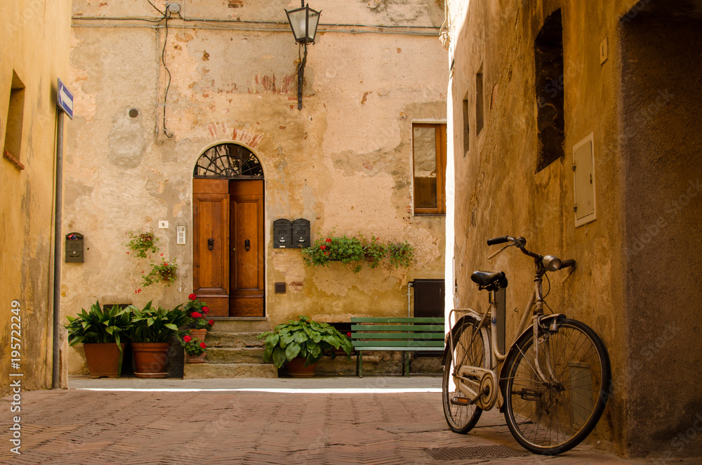 Old street in Pienza, Italy - obrazy, fototapety, plakaty 