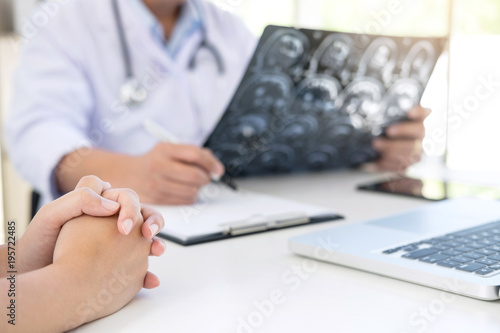 Fotografie Professor Doctor report and recommend a method with patient treatment, results o