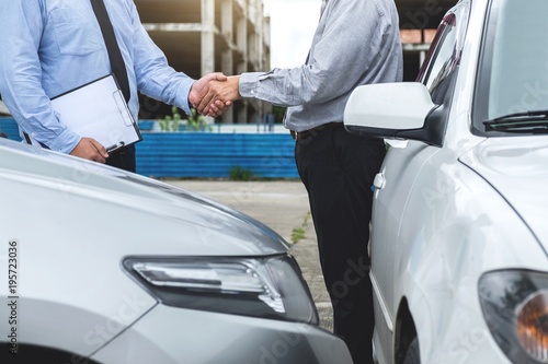 Insurance Agent and customer shaking hands, Traffic Accident and insurance concept © Freedomz