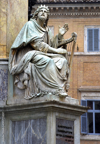 Statue König Davids am Fuße der Säule der unbefleckten Empfängnis (Colonna dell' Immacolata Concecione)  photo