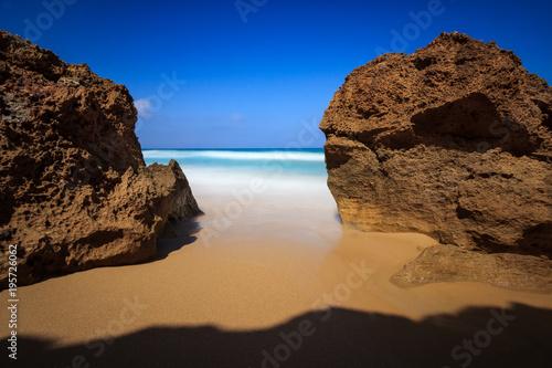 deux rochers sur la plage de sable et vue sur mer