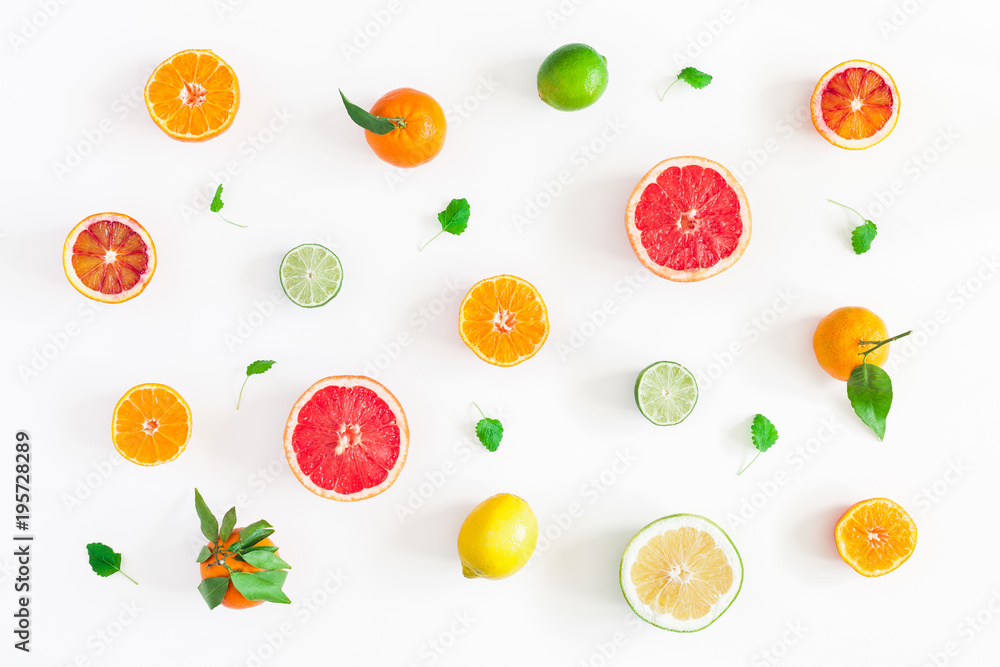 Naklejka Owocowe tło. Kolorowe świeże owoce na białym stole. Pomarańcza, mandarynka, limonka, cytryna, grejpfrut. Płaski układanie, widok z góry