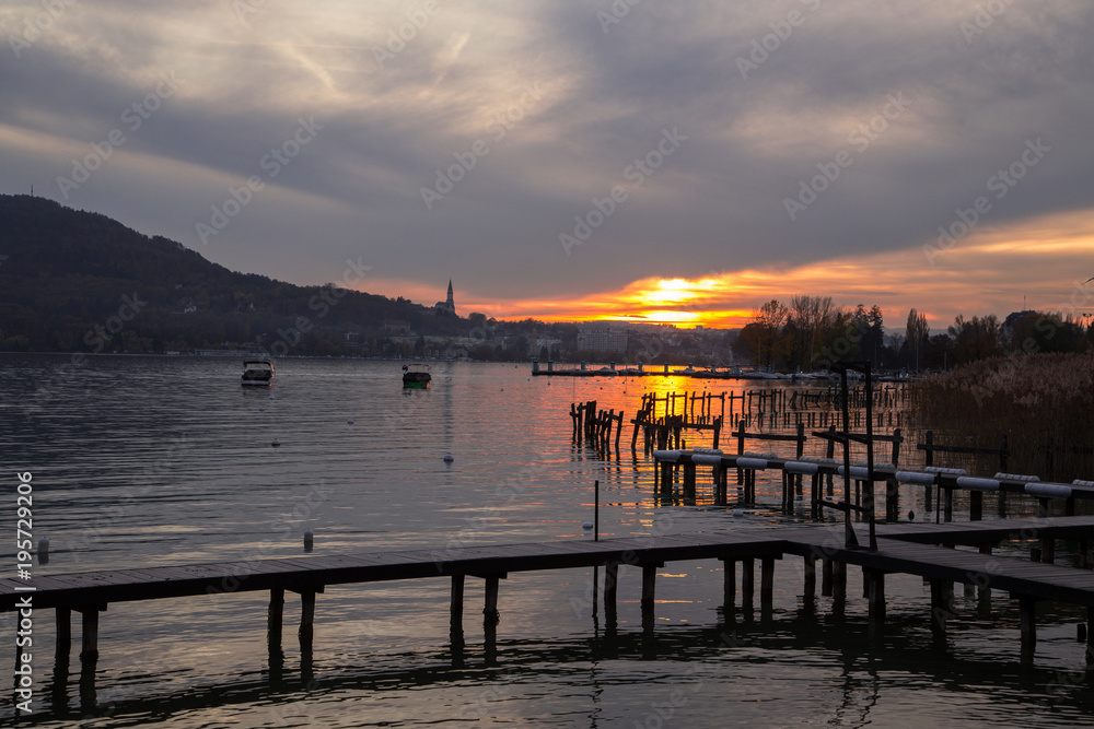 Fototapeta premium Coucher de soleil sur le lac d'Annecy