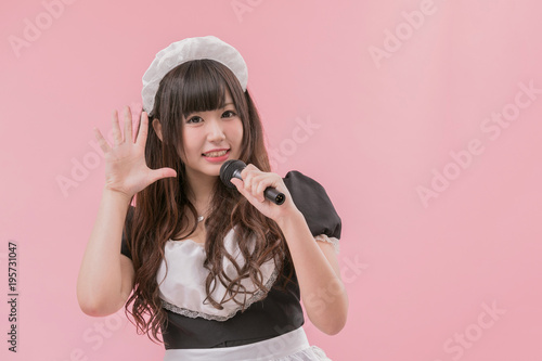 黒メイドコスプレ　歌唱