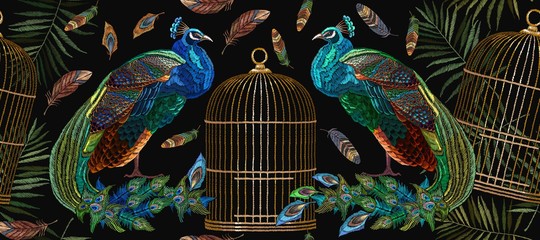 Acrylglasbilder Pfauenmuster Bestickte Pfauen und Vögel im Goldkäfig  © Matrioshka