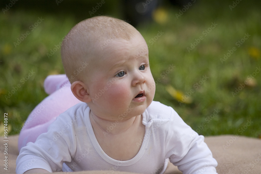 Im Garten - Baby liegt auf dem Bauch Im Garten - Baby liegt auf dem Bauch