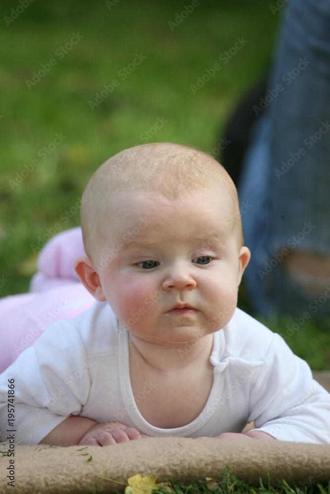 Baby liegt im Garten Baby liegt im Garten