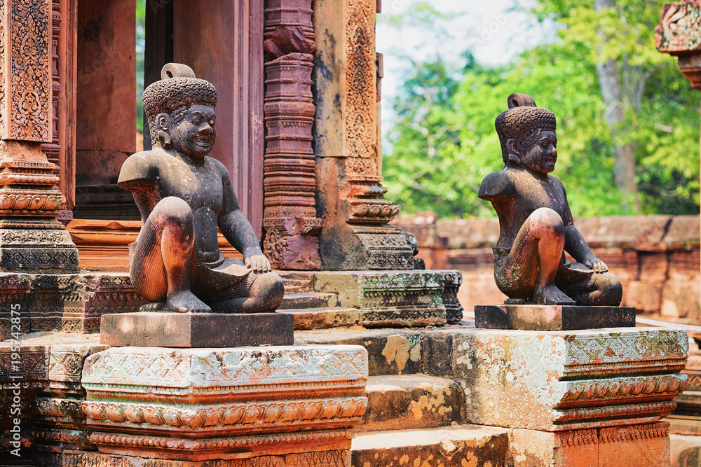 Naklejka premium Statues at Banteay Srei temple complex Siem Reap