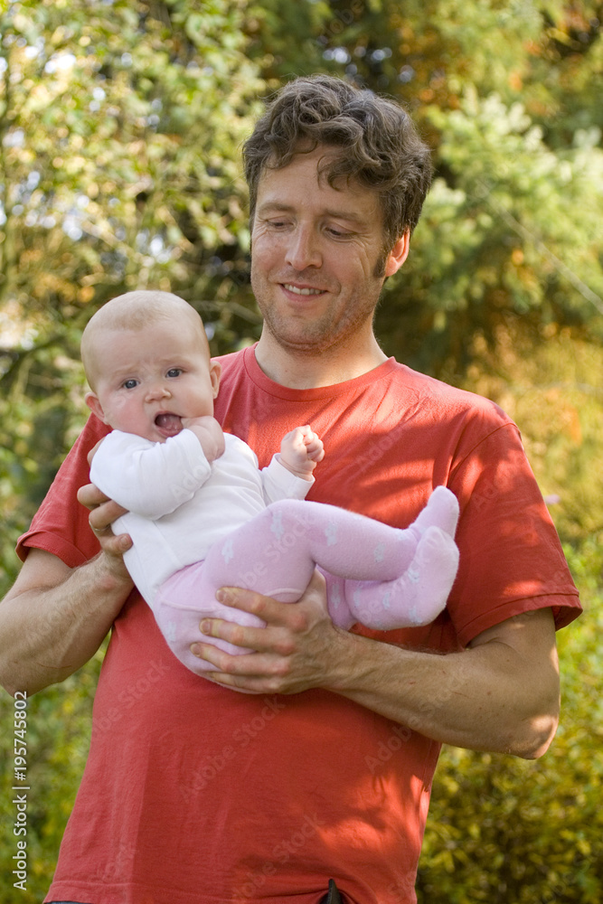 Vater hält Baby im Arm Vater hält Baby im Arm