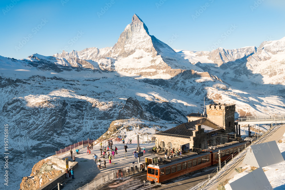 Obraz premium Skiers and snowboarder were preparing to ski at Gornergrat bahn train station with matterhorn peak view at the background of ski track..
