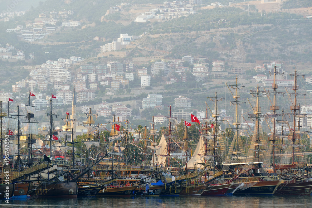 Obraz premium Pirate ships in a harbor