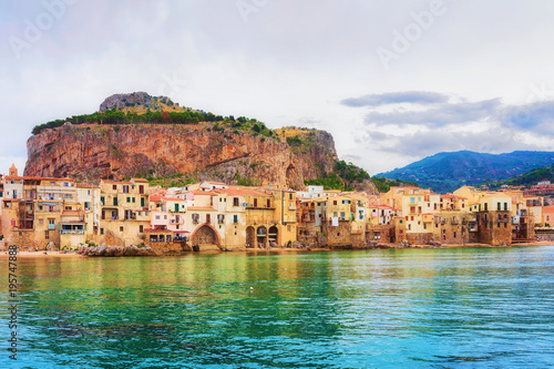 Tableau sur toile Cityscape of Cefalu old town and Mediterranean Sea Sicily