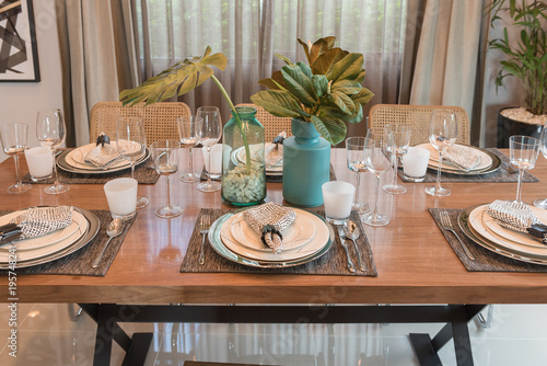Foto luxury table set on wooden dining table