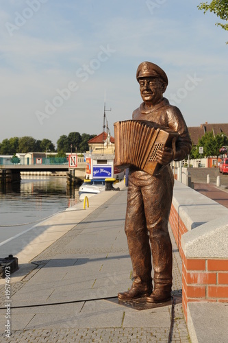 Bronzeplastik Fidel Schultz im Stadthafen Ueckermünde photo