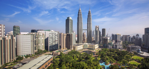 Tableau sur plexiglas Kuala Lumpur Paysage urbain de Kuala Lumpur en journée  © anekoho