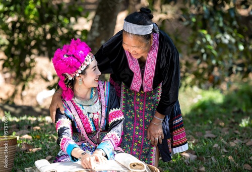 Fotografie Hill tribe mother and daughter in Thailand