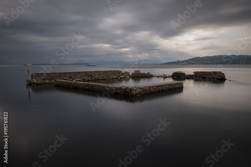 Des ruines sur la mer M  diterran  e dans le sud de la France