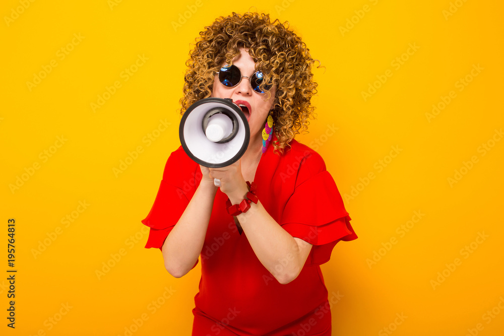 Obraz premium Attractive woman with curly hair with loudspeaker