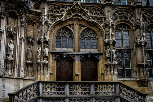 Two wooden doors below an arch in Ghent