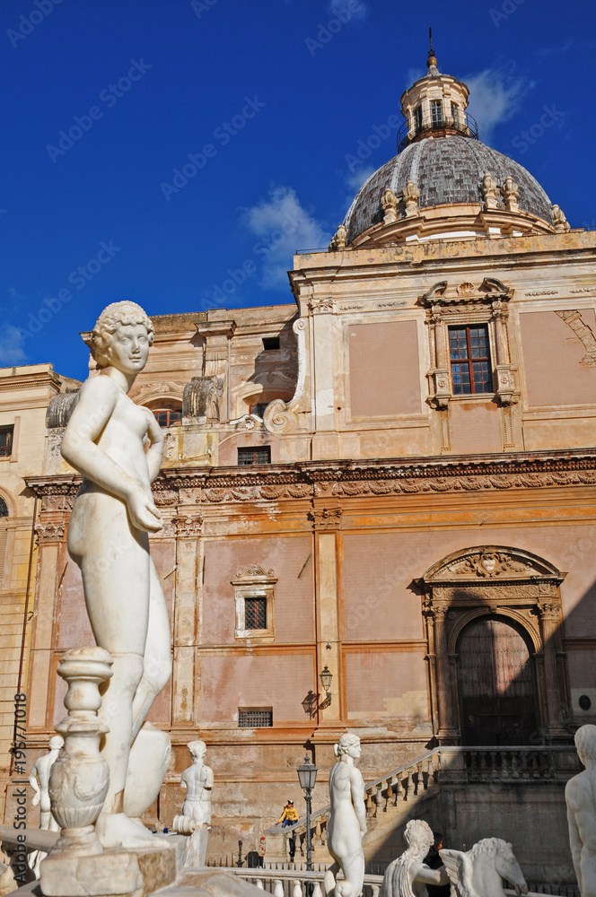 Palermo, la fontana di piazza Pretoria e la chiesa di Santa Caterina d'Alessandria