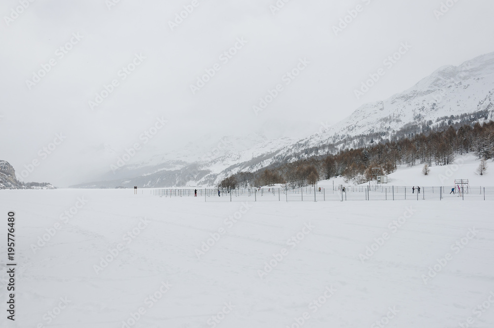 Obraz premium Maloja, Oberengadin, Engadin, Silsersee, Winterlandschaft, Winter, Wintersport, Langlauf, Winterwanderweg, Graubünden, Alpen, Schweiz