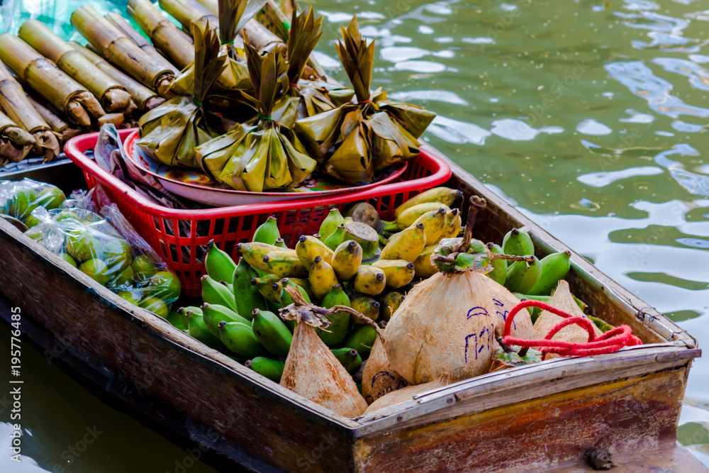 Obraz premium Floating Market in Thailand near Bangkok