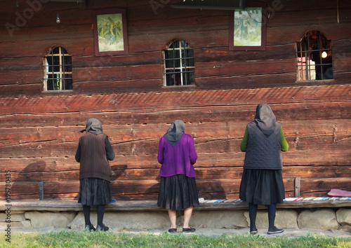 Rumunia, Maramuresz - stare kobiety modlą się na cmentarzu przy cerkwi w Leud