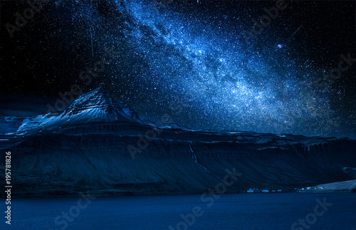 Foto Milky way and volcanic mountain over fjord at night, Iceland