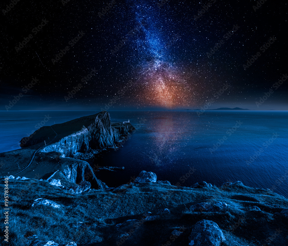 Fototapeta premium Neist point latarnia morska i gwiazdy na wyspie Skye w Szkocji