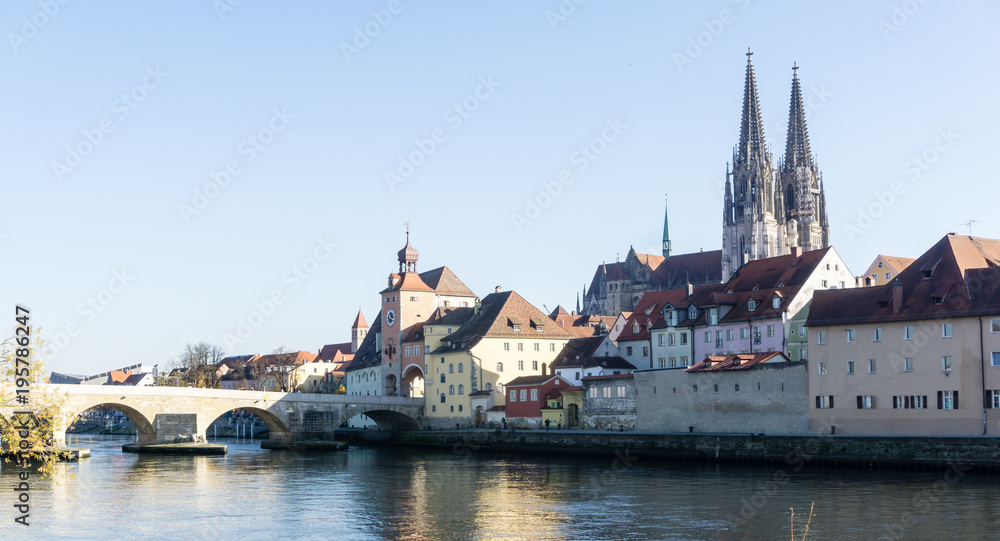 Stadtpanorama panorama von Regensburg mit Dom mit brücke donau