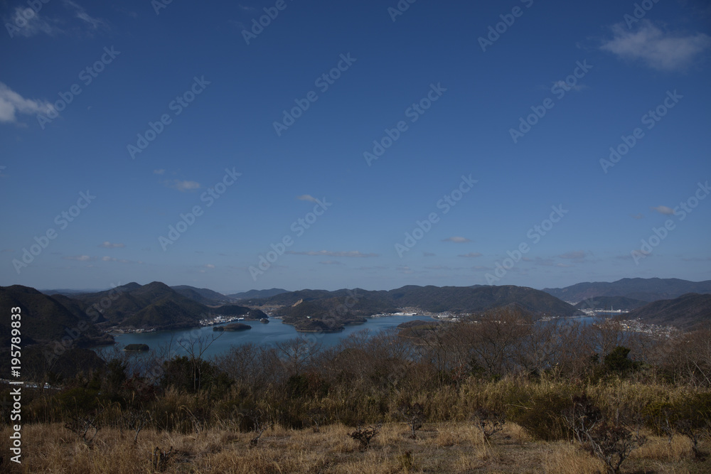 日本の片上湾の牡蠣養殖筏