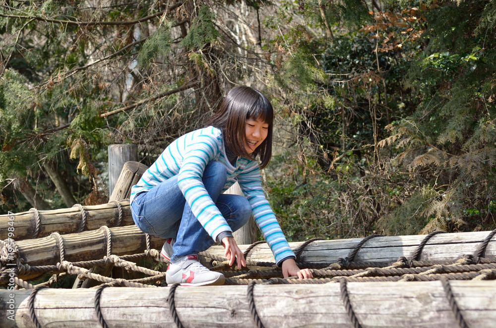 公園の遊具で遊ぶ女の子 公園の遊具で遊ぶ女の子