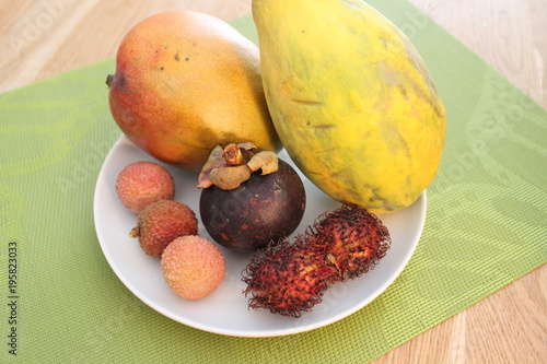 assiette de fruits exotiques photo