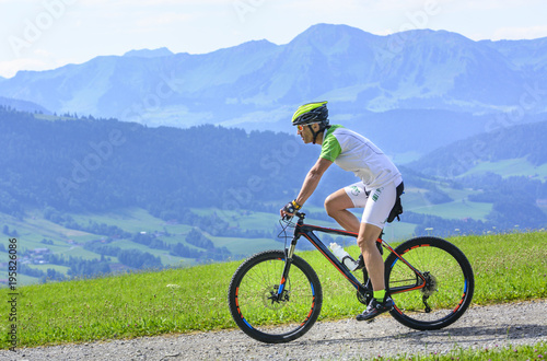 Radsportler entspannt mit dem Mountainbike unterwegs