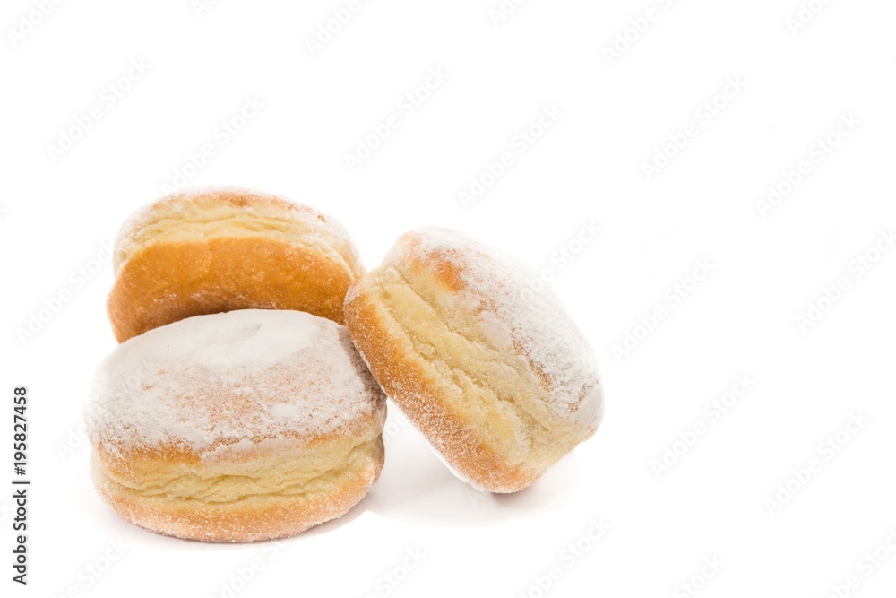 Krapfen und Faschingsdekoration auf einer Schieferplatte Krapfen und Faschingsdekoration auf einer Schieferplatte
