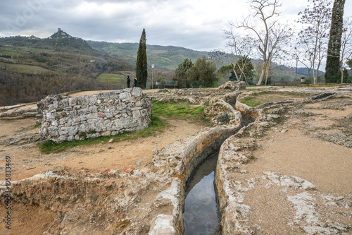 Thermenrelike in Toskana, Italien photo