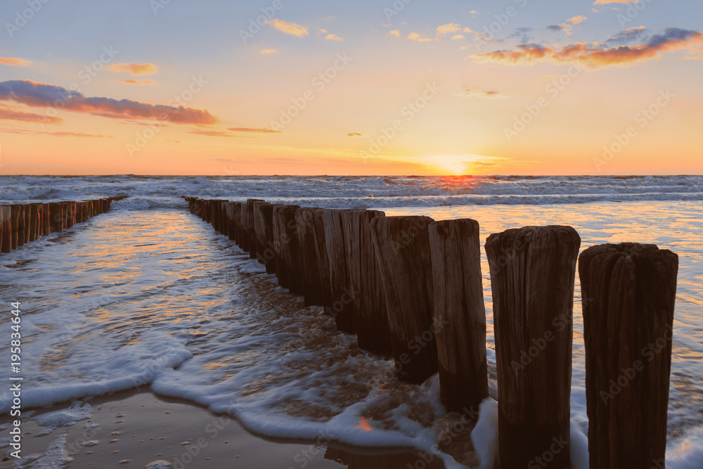 Sonnenuntergang an der Nordsee mit Holzbuhnen