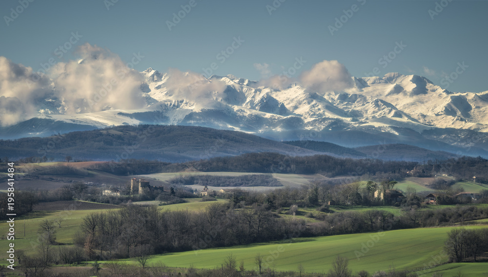 Paysage de moyenne montagne vue sur les Pyrénées
