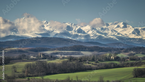 Paysage de moyenne montagne vue sur les Pyrénées © Marc Andreu