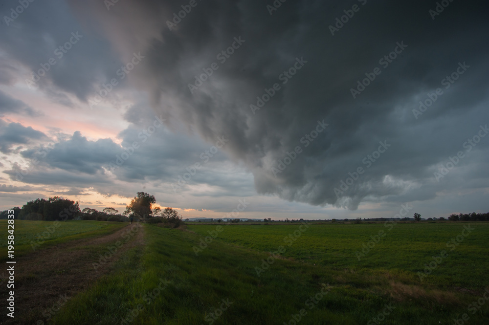 Fototapeta premium Aufziehende Regenfrond, eine dunkle Wolkenwalze am Himmel