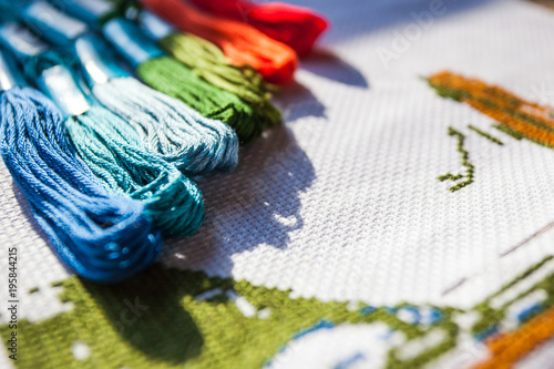 фотографія multicolored threads and cross stitch