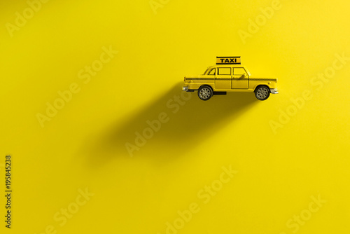 Taxi taksówka na żółtym tle.