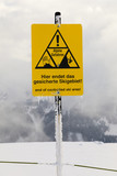 Hinweisschild Alpine Gefahren am Pistenrand