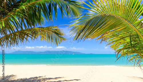 Ferien, Tourismus,  Urlaub, Sommer, Sonne, Strand, Auszeit, Meer, Glück, Entspannung, Meditation: Traumurlaub an einem einsamen, Karibischen Strand :) © doris oberfrank-list