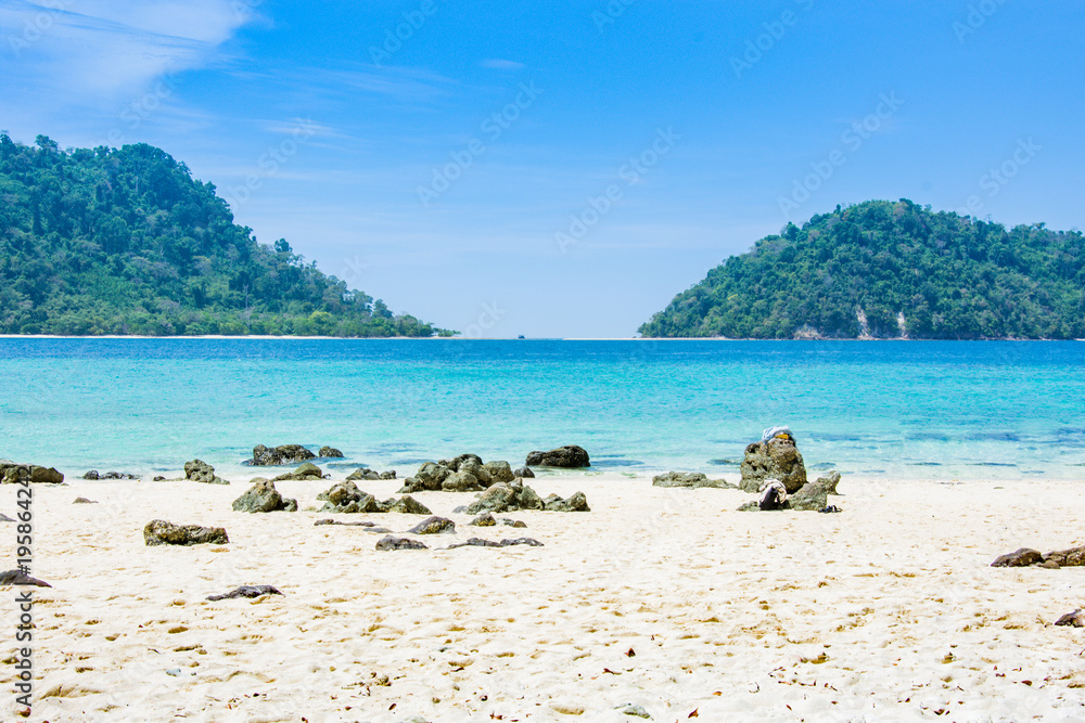 Obraz premium two mountain and blue sea