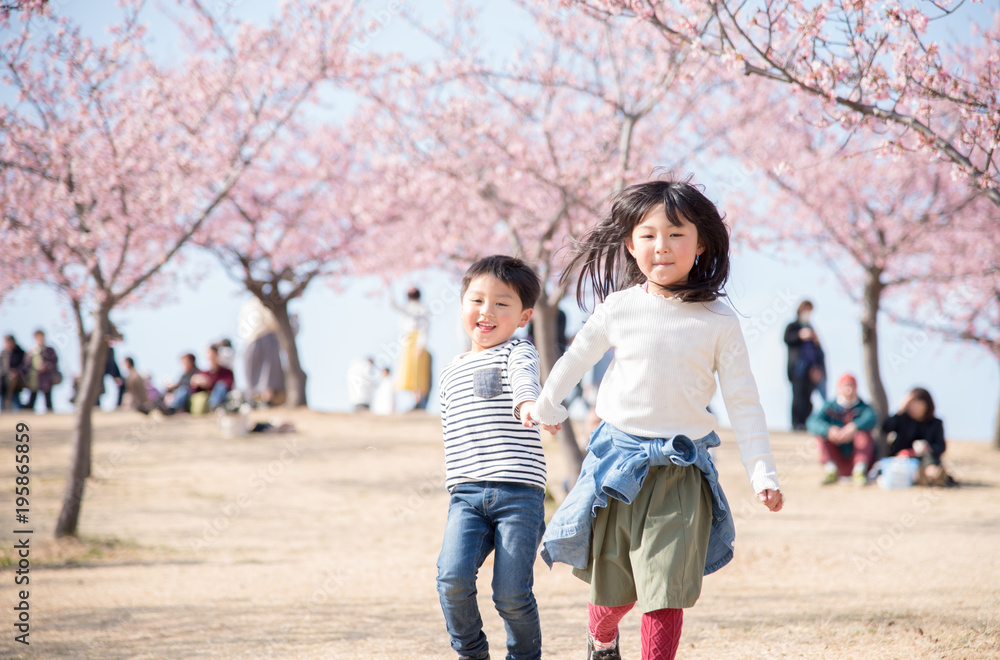 桜と笑顔の子供 桜と笑顔の子供