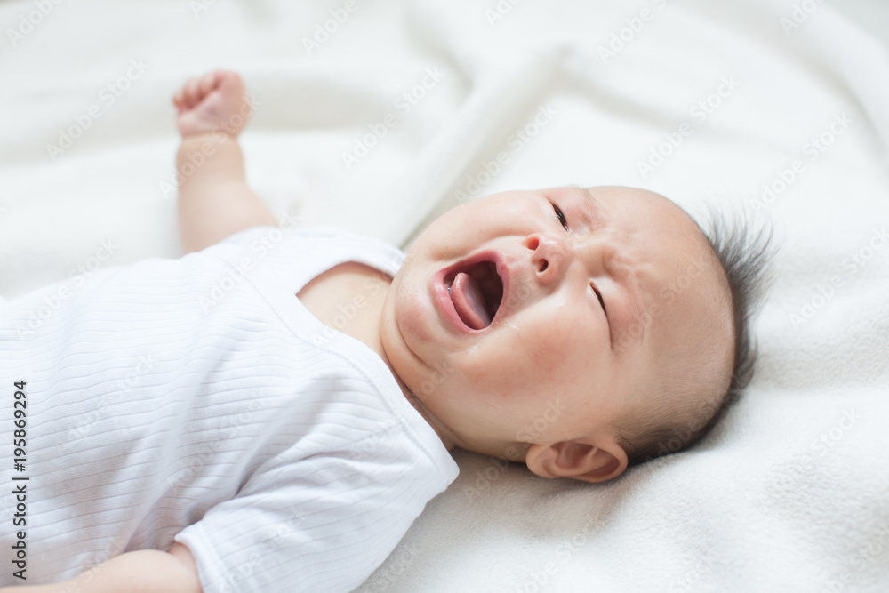 泣いている赤ちゃん 泣いている赤ちゃん